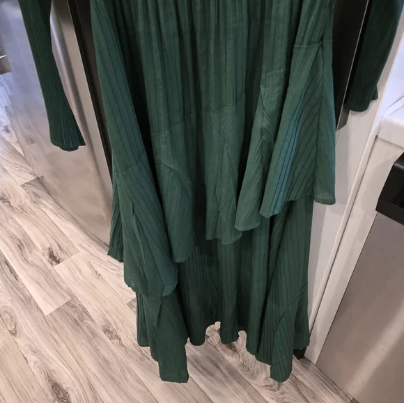 Elegant Green Long Sleeve Dress - Picture 4 of 5